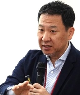 株式会社フォーサイツコンサルティング
代表取締役　浅 野　睦（あさの まこと）氏

1963年生まれ。経営コンサルタント。一般財団法人リスクマネジメント協会 理事。
リスクマネジメント、組織マネジメントを専門とする経営コンサルタント。大手流通業本部勤務から米国系金融機 関を経て９６年に開業。大企業、官公庁、医療機関、教育機関、福祉事業所等でリスク管理体制構築実績多数。
今までに関わったリスク案件数（調査・評価・研修等）は、3000 件以上。東京都福祉サービス第三者評価制度の制度設計に関わり現在に至る。（第三者評価経営ワーキング委員）他県の社会福祉協議会にてリスクマネジメント研修実績多数。横浜市主催保育施設長向け組織マネジメント等研修講師（直近 6 年）など